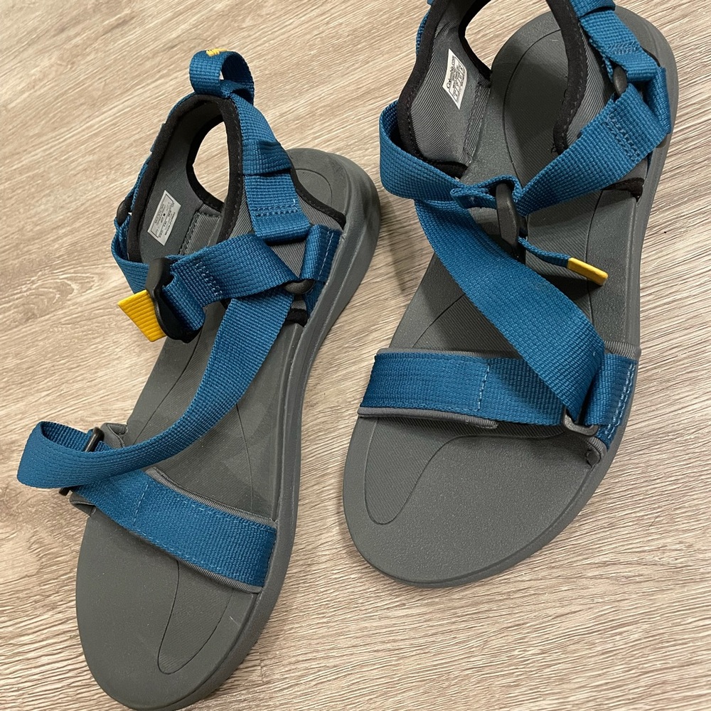 Men’s Columbia Sandals Size 8 NWOT